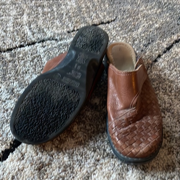 Ladies leather clogs size 8. - Picture 2 of 4